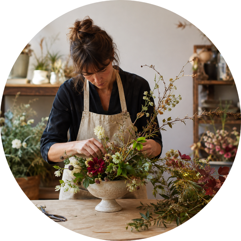 Artisane florale réalisant une composition originale dans son atelier