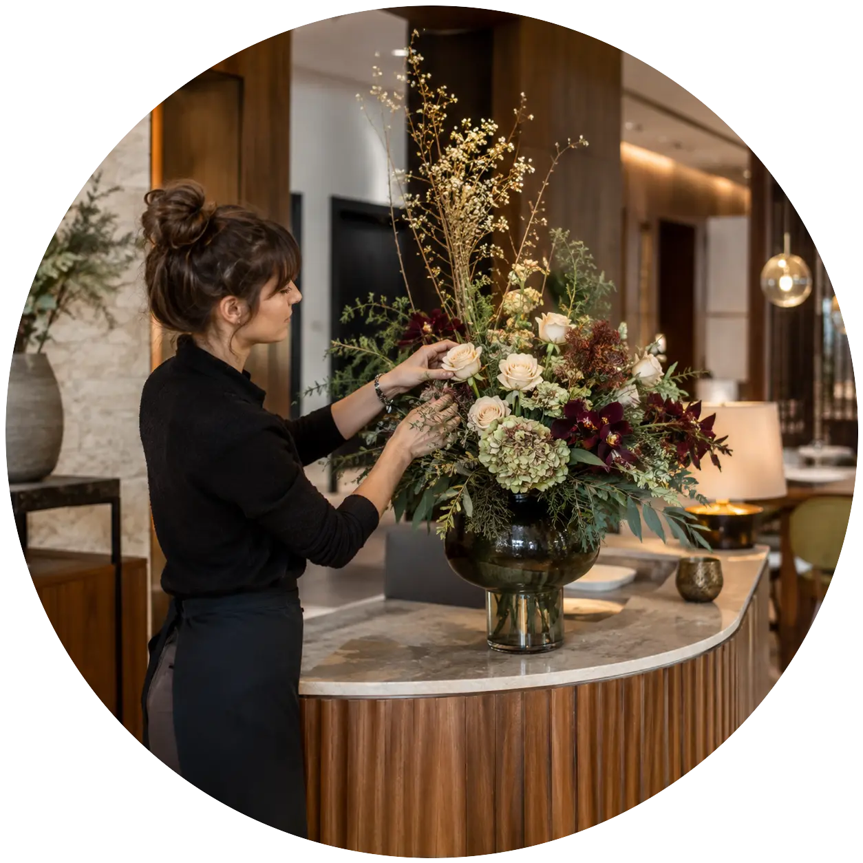 Fleuriste installant une décoration florale dans un établissement professionnel